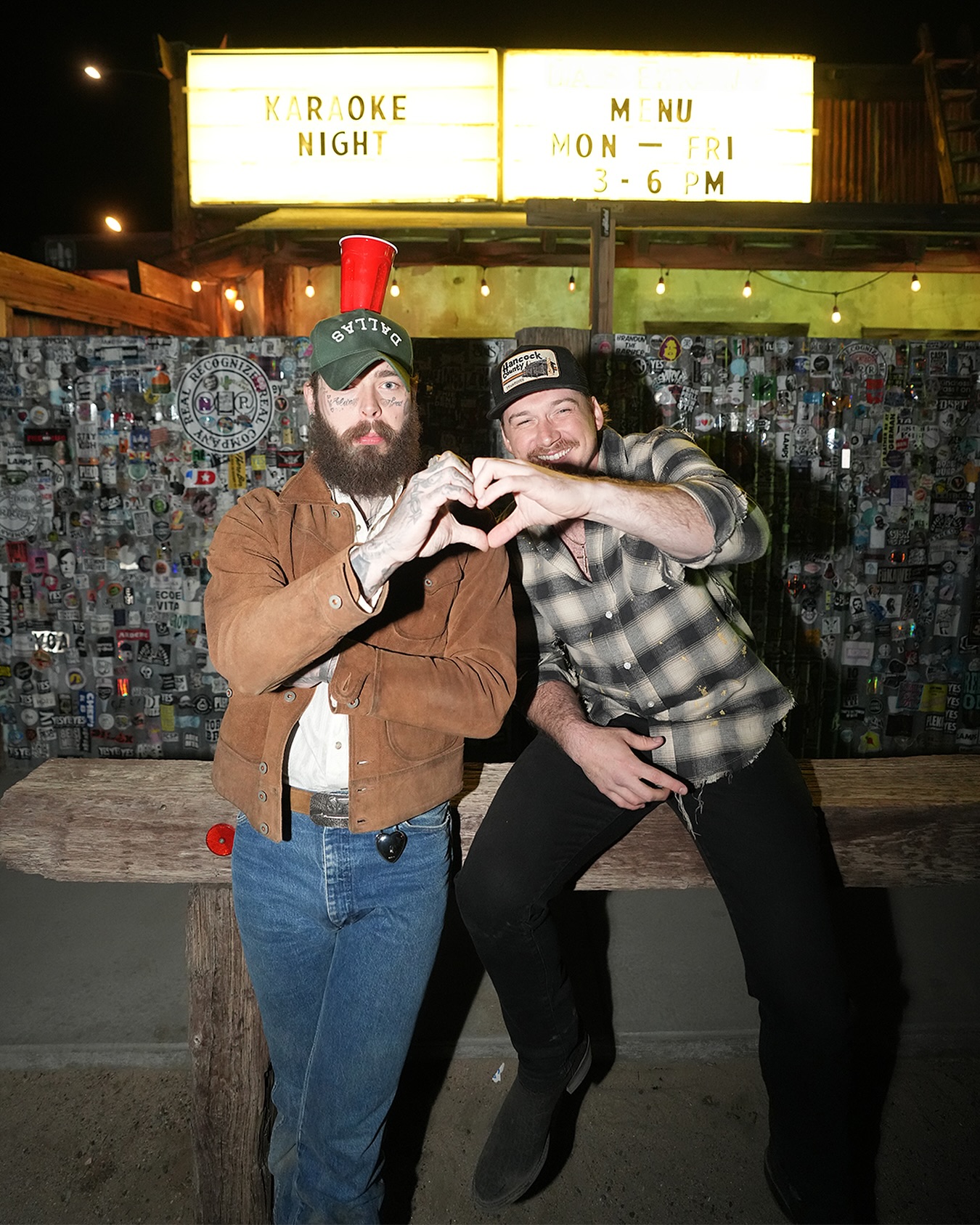 Post Malone y Wallen se entregan al country en “I had some help